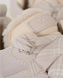 Close-up van UGG Lowmel Ceramic 1144032-CERA met focus op de suède structuur, stitching en fleece binnenvoering, gedetailleerde productfoto door Snrkickz.