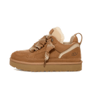 Zijaanzicht van de UGG Lowmel Chestnut Kids met warme bruine tint, fluffy tong en stevige zool, gefotografeerd tegen witte achtergrond