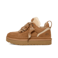 Zijaanzicht van de UGG Lowmel Chestnut Kids met warme bruine tint, fluffy tong en stevige zool, gefotografeerd tegen witte achtergrond