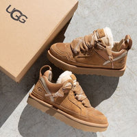 UGG Lowmel Chestnut sneaker gefotografeerd naast originele verpakking in een cleane flatlay