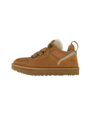 Zijkant van de UGG Lowmel sneaker in warme Chestnut tint, met suède constructie en ademend mesh