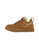 Zijkant van de UGG Lowmel sneaker in warme Chestnut tint, met suède constructie en ademend mesh