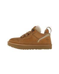 Zijkant van de UGG Lowmel sneaker in warme Chestnut tint, met suède constructie en ademend mesh