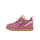 Zijaanzicht van de UGG Lowmel Dusty Orchid (Kids) met suède upper in roze-paarse tint, beige zool en fluffy voering tegen witte achtergrond