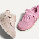 Licht schuin aanzicht van UGG Lowmel Dusty Orchid (Kids) op witte achtergrond, focus op binnenvoering en suède textuur