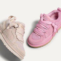 Licht schuin aanzicht van UGG Lowmel Dusty Orchid (Kids) op witte achtergrond, focus op binnenvoering en suède textuur