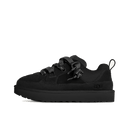 Zijaanzicht van de UGG Lowmel Lo Black met volledig zwarte upper, platte zool en ton-sur-ton veters, gefotografeerd tegen witte achtergrond