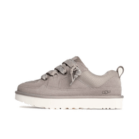 Zijaanzicht van de UGG Lowmel Lo Campfire met zachte taupe-tint, ton-sur-ton veters en off-white zool, gefotografeerd tegen witte achtergrond