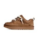 Zijaanzicht van de UGG Lowmel Lo in Chestnut met geveterde upper en platte zool, gefotografeerd tegen witte achtergrond