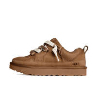 Zijaanzicht van de UGG Lowmel Lo in Chestnut met geveterde upper en platte zool, gefotografeerd tegen witte achtergrond
