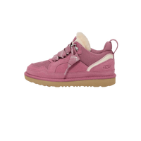 Zijaanzicht van de UGG Lowmel Dusty Orchid (Kids) met suède upper in roze-paarse tint, beige zool en fluffy voering tegen witte achtergrond