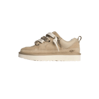 Zijaanzicht van de UGG Lowmel Lo kindersneaker in Mustard Seed kleur met suede afwerking en klittenbandsluiting