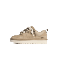 Zijaanzicht van de UGG Lowmel Lo kindersneaker in Mustard Seed kleur met suede afwerking en klittenbandsluiting