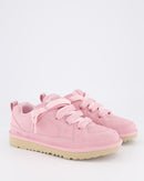 Licht schuin beeld van beide roze UGG kids-sneakers met natuurlijk daglicht op de achtergrond, zichtbaar textuur en zooldetails