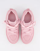 Flatlay bovenaanzicht van twee Pink Jade UGG sneakers, naast elkaar gepositioneerd op witte achtergrond met zicht op veters en tong