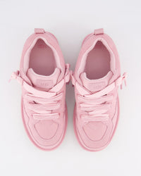 Flatlay bovenaanzicht van twee Pink Jade UGG sneakers, naast elkaar gepositioneerd op witte achtergrond met zicht op veters en tong