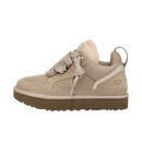  Zijaanzicht van de UGG Lowmel Pumice met dikke profielzool, lichtbeige suède bovenwerk en zachte fleece binnenvoering