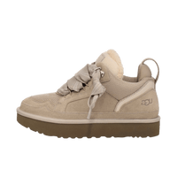  Zijaanzicht van de UGG Lowmel Pumice met dikke profielzool, lichtbeige suède bovenwerk en zachte fleece binnenvoering