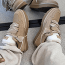 Bovenaanzicht van de Lowmel sneaker in zandkleur met ronde veters en ton-sur-ton accenten