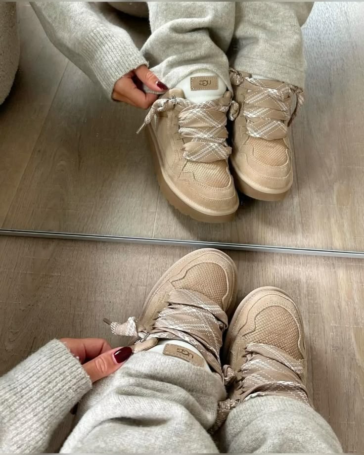 De UGG Lowmel Sand gestyled met witte sokken en relaxte sweatpants in een urban streetwear setting