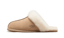 Zijaanzicht van de UGG Scuffette II Mustard Seed W2 met suède upper en zachte sheepskin voering, gefotografeerd tegen witte achtergrond
