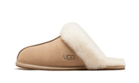 Zijaanzicht van de UGG Scuffette II Mustard Seed W2 met suède upper en zachte sheepskin voering, gefotografeerd tegen witte achtergrond