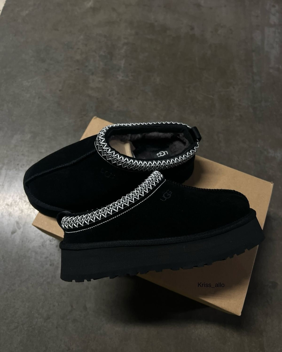 UGG Tasman Slipper Black gedragen met zwarte jogger op straat, als comfortabele winter-ready streetwear