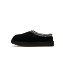 Zijaanzicht van de zwarte UGG Tasman slipper met luxe suède afwerking en contrasterende wollen voering rondom de instap