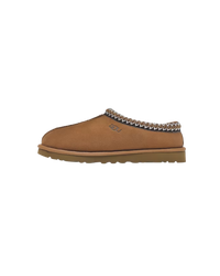Zijkant van de UGG Tasman Slipper in Chestnut suède met zachte voering en contrasterend geborduurd randdetail