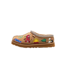 Zijaanzicht van de UGG Tasman Palace in Chestnut met grove suède afwerking, contrasterende stiknaden en zachte shearling voering voor optimaal comfort