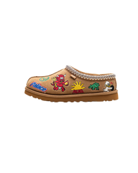 Zijaanzicht van de UGG Tasman Palace in Chestnut met grove suède afwerking, contrasterende stiknaden en zachte shearling voering voor optimaal comfort