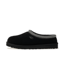 UGG Tasman Slipper Black 5950-BLK zijaanzicht in premium zwart suède met contrasterende geborduurde kraag en klassieke UGG Treadlite zool