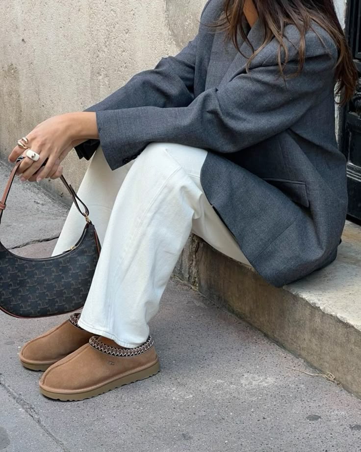 UGG Tasman Chestnut gedragen bij een grijze oversized blazer en gucci tas voor een moderne urban look