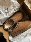 UGG Tasman Slipper in kleur Chestnut direct uit de doos, zichtbaar met originele verpakking en label