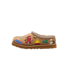 Zijaanzicht van de UGG Tasman Palace in Chestnut met grove suède afwerking, contrasterende stiknaden en zachte shearling voering voor optimaal comfort