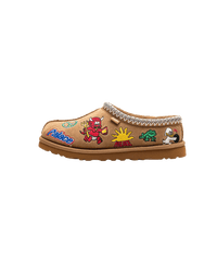 Zijaanzicht van de UGG Tasman Palace in Chestnut met grove suède afwerking, contrasterende stiknaden en zachte shearling voering voor optimaal comfort