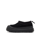 Zijaanzicht van de UGG Tasman Weather Hybrid Black, met low-cut waterdicht silhouet en robuuste zool tegen witte achtergrond