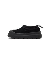 Zijaanzicht van de UGG Tasman Weather Hybrid Black, met low-cut waterdicht silhouet en robuuste zool tegen witte achtergrond