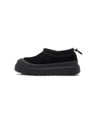 Zijaanzicht van de UGG Tasman Weather Hybrid Black, met low-cut waterdicht silhouet en robuuste zool tegen witte achtergrond