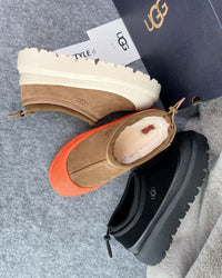 Tasman Hybrids in black naast beige en oranje variant, op jeans en vloerbedekking voor streetwear-geïnspireerde productopstelling