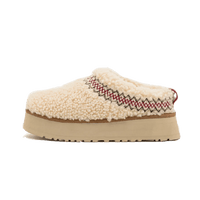 UGG Tazz Slipper Heritage Braid Natural 1143976-NAT met cream sherpa upper, gevlochten rode heritage rand en beige platformzool, gefotografeerd op witte achtergrond door Snrkickz.