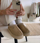 UGG Tazz Slipper Mustard Seed 1122553-MDSD gedragen voor spiegel, beige suède slipper gecombineerd met casual outfit, lifestyle foto vastgelegd door Snrkickz.