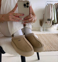 UGG Tazz Slipper Mustard Seed 1122553-MDSD gedragen voor spiegel, beige suède slipper gecombineerd met casual outfit, lifestyle foto vastgelegd door Snrkickz.