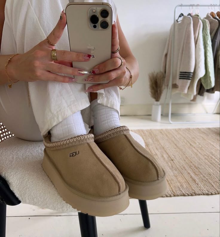 UGG Tazz Slipper Mustard Seed 1122553-MDSD gedragen voor spiegel, beige suède slipper gecombineerd met casual outfit, lifestyle foto vastgelegd door Snrkickz.