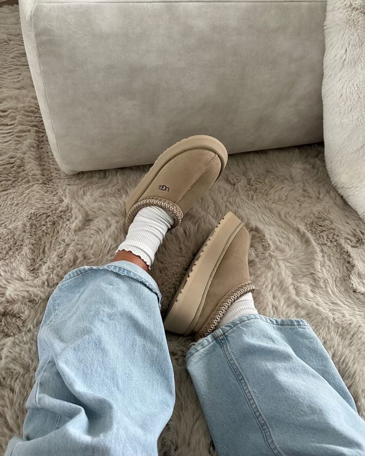 UGG Tazz Slipper Mustard Seed 1122553-MDSD gedragen met jeans, beige suède upper en braid detail duidelijk zichtbaar in natuurlijke lichtsetting, vastgelegd door Snrkickz.