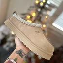 UGG_Tazz_Slipper_Sand_Kids_1143776K-SAN_Sand_Snrkickz in hand