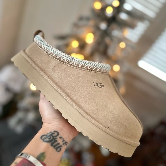 UGG_Tazz_Slipper_Sand_Kids_1143776K-SAN_Sand_Snrkickz in hand