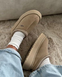 UGG Tazz Slipper Sand 1122553-SND gedragen met sokken, zachte suède afwerking en comfortabele pasvorm, casual on-feet foto vastgelegd door Snrkickz.