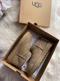 Unboxing van UGG Classic Ultra Mini Antilope in originele doos met zachte voering zichtbaar