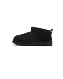 Zijaanzicht van de UGG Classic Ultra Mini Black, volledig zwart suède met minimalistisch silhouet